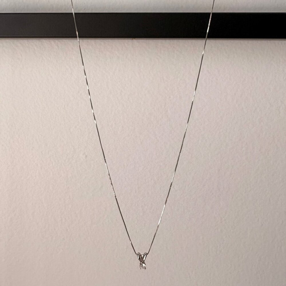 10K White Gold 0.10CT Diamond Pendant